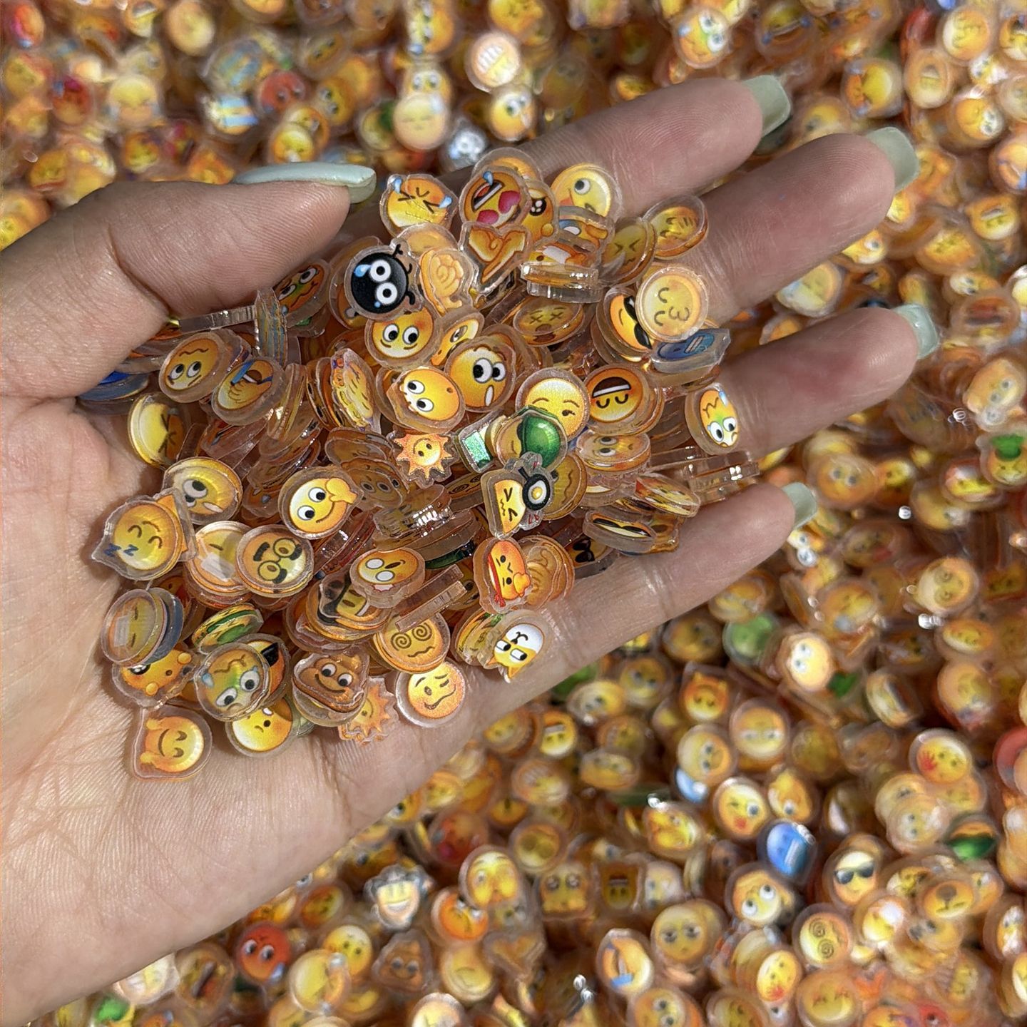 new arrival 1cm emoji acrylic  - Cosplay Prop Diy 评论和价格